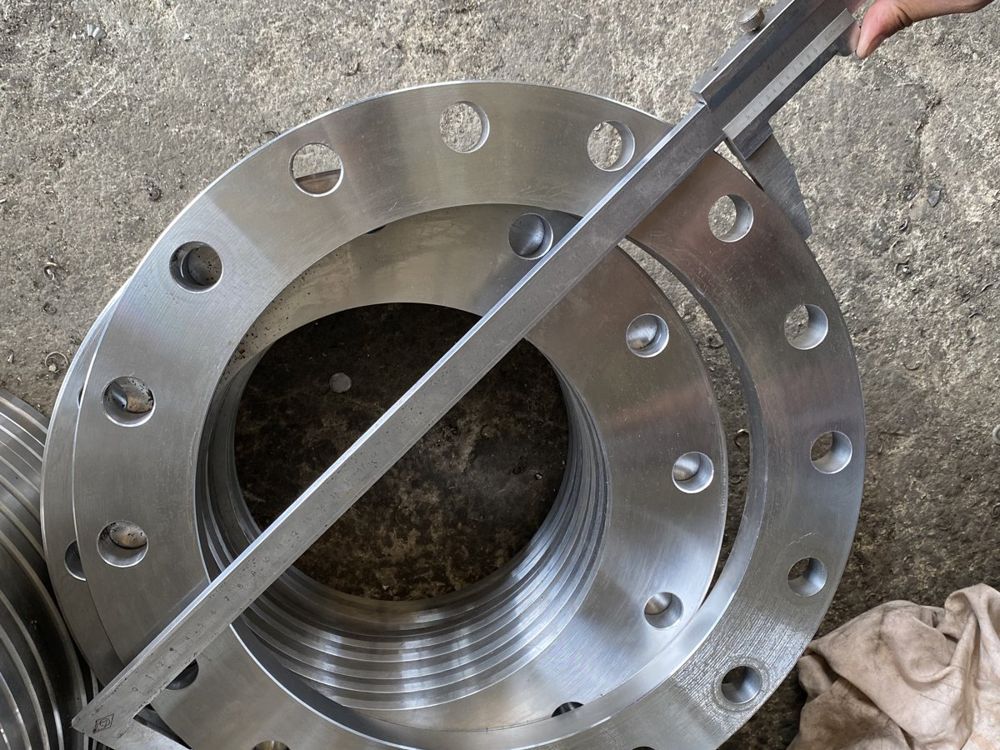 Weld neck flange dimension check with calipers